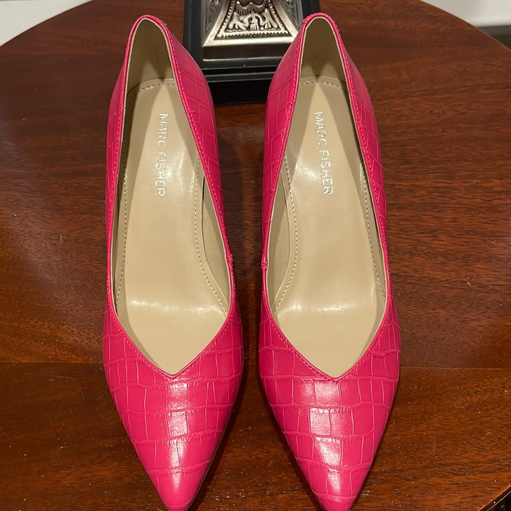 These are Marc Fisher pumps.Never worn..brand new. Size 6.5 M